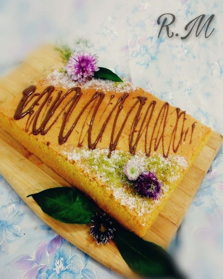 عکس کیک نارگیلی زعفرونی