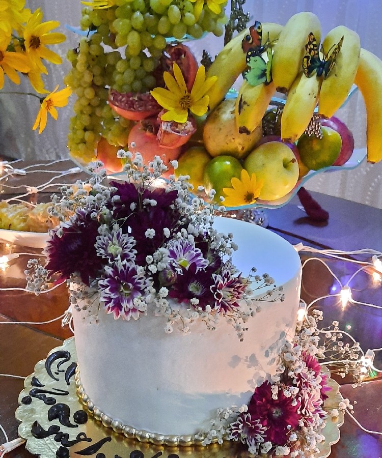 عکس کیک خامه ای باتزیین گل طبیعی