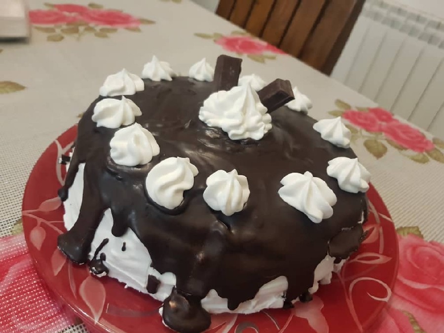 کیک تولد خامه ای با روکش شکلات 