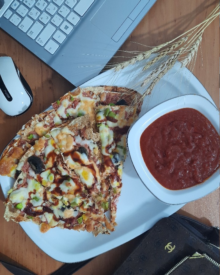 عکس پیتزا مخصوص Hadis پز همراه با سس تند خانگی