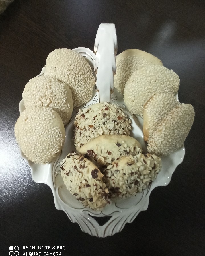 کلوچه کنجدی و فندوقی
