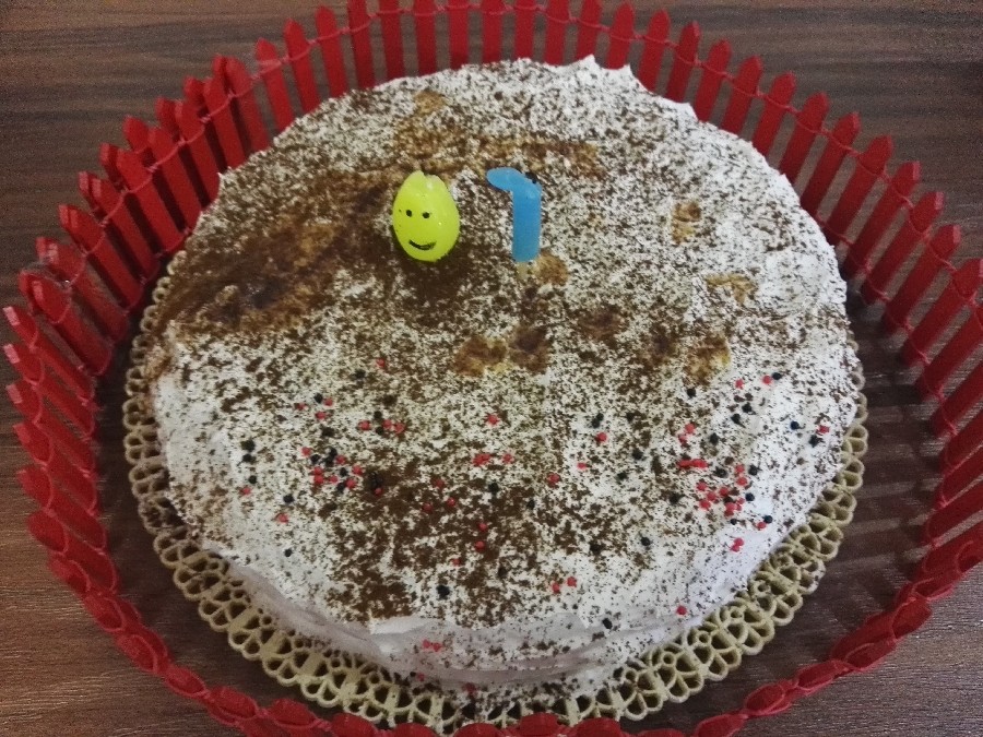 عکس کیک نارگیلی با خامه وانیلی و تزیین قهوه و کارامل