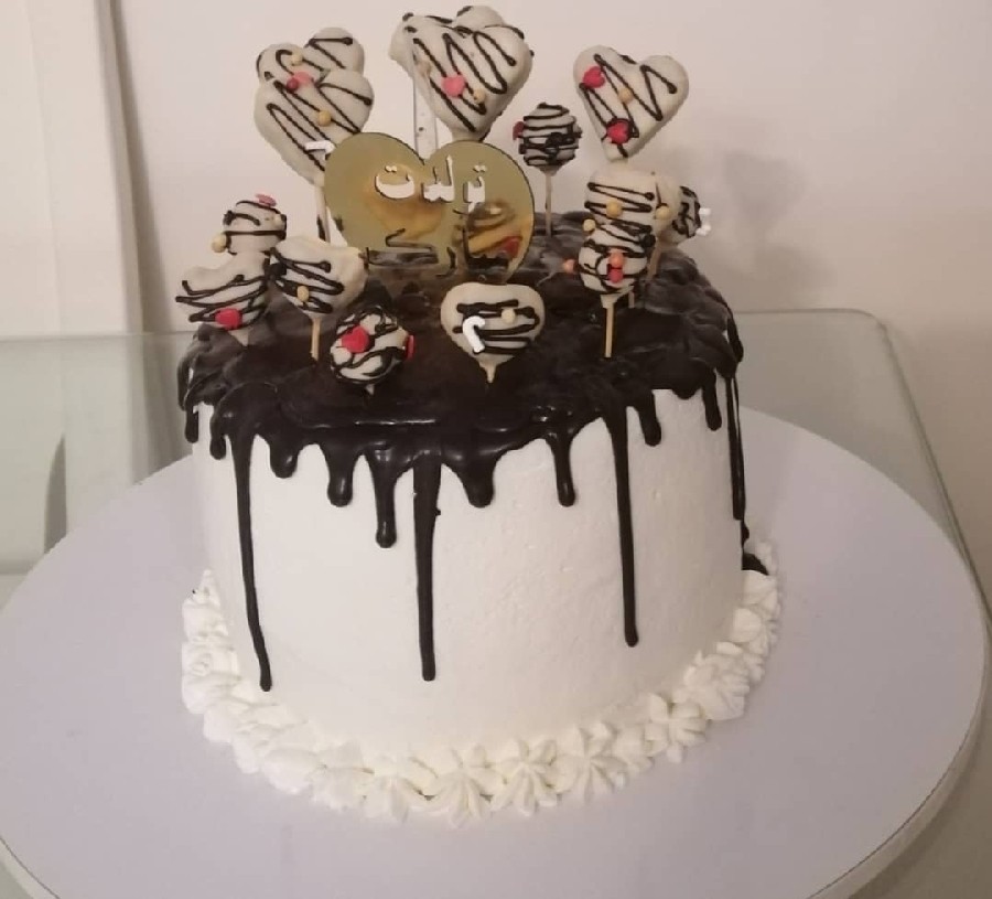 عکس کیک خامه ای با تزیین شکلات