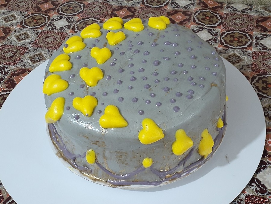 کیک خامه ای بافیلینگ مربای به
تزئین پف پفی