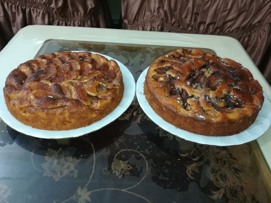 عکس کیک سیب و دارچین(سمت چپ)
کیک سیب و دارچین با شکلات(سمت راست)