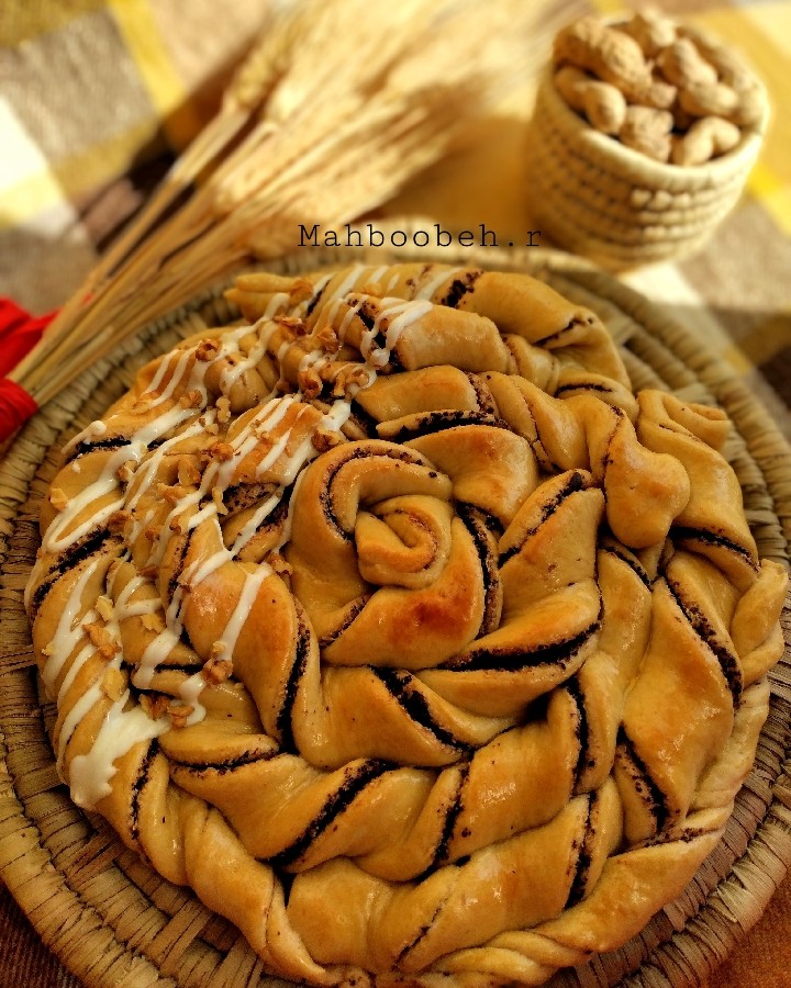 عکس نان رول کره بادام زمینی شکلاتی