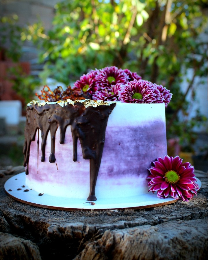 کیک خامه ای با گل طبیعی