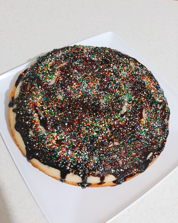 عکس کیک وانیلی با روکش شکلات و ترافل