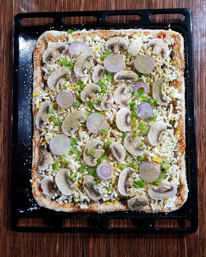 عکس پیتزا قارچ و گوشت با خمیر همه کاره