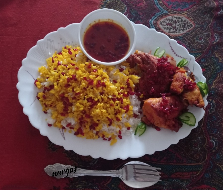 عکس زرشک پلو با مرغ دور چین گوجه خیار