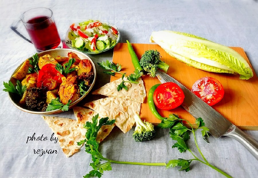 عکس خوراک مرغ و سبزیجات