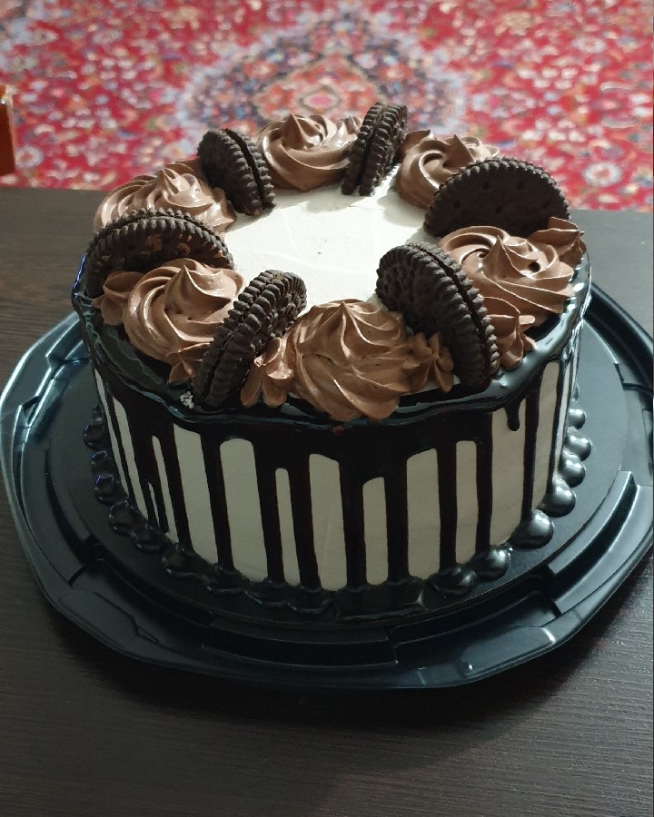 عکس کیک شکلاتی با تزئین بیسکوئیت (کیک اسفنجی)