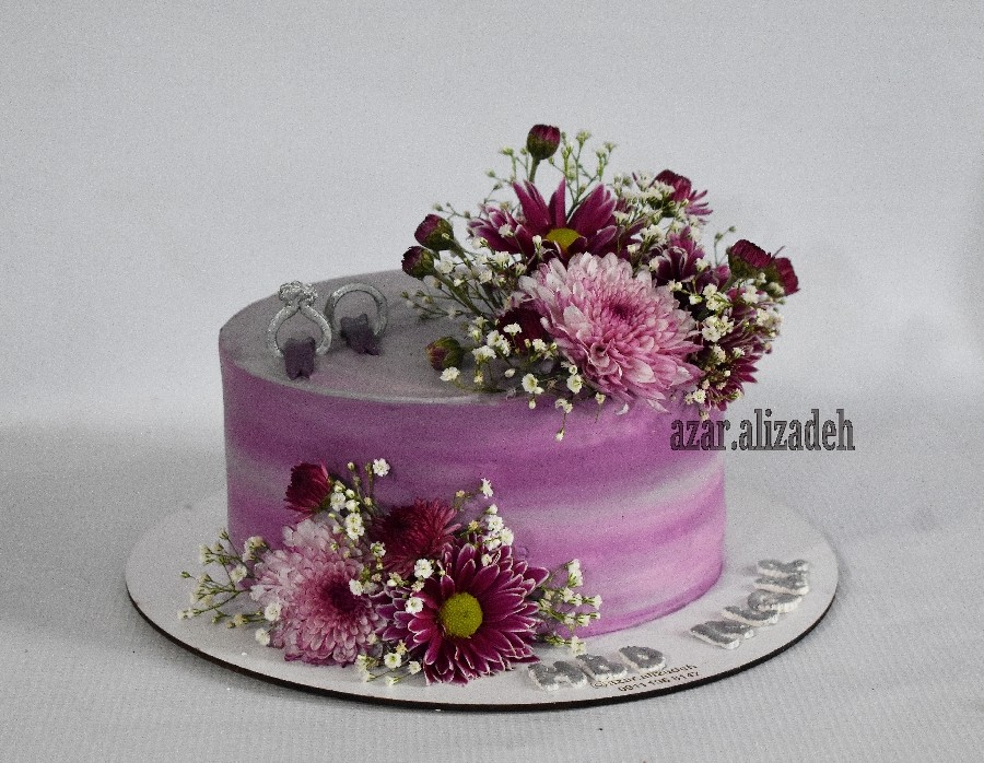 عکس کیک خامه و گل طبیعی