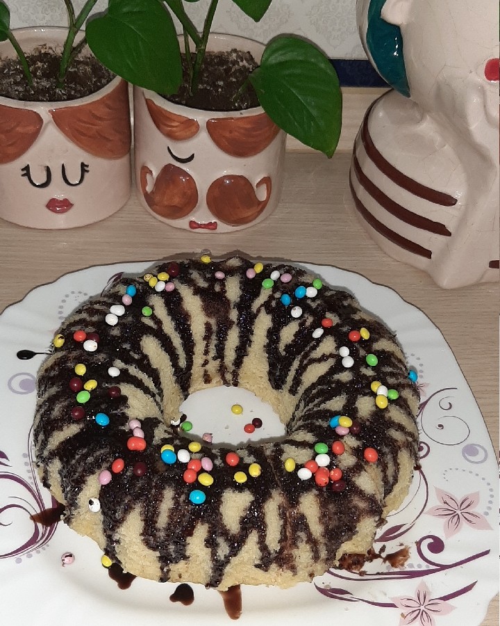 عکس کیک وانیلی با سس شکلات
