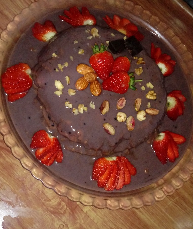 #کیک یخچالی شکلاتی ♡
کیک خوشمزه♕ :-)
**شکلاتـ و گردو وبادام و توت فرنگی*