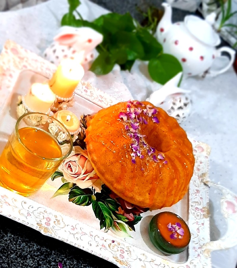 عکس کیک زعفرونی با تزئین گاناش زعفرونی