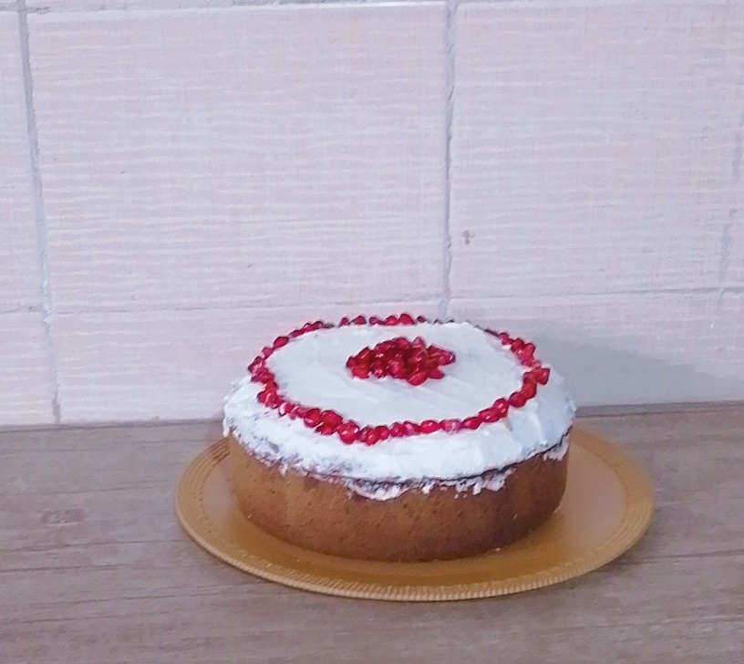 کیک یلدای من 
این اولین کیکیه که خامه کشی و تزئین کردم 