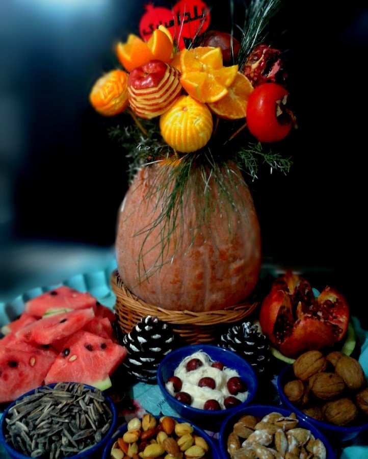 یلدا مبارک
میوه خشک-آدم برفی پفیلایی-کدو نقاشی شده آدم برفی و...