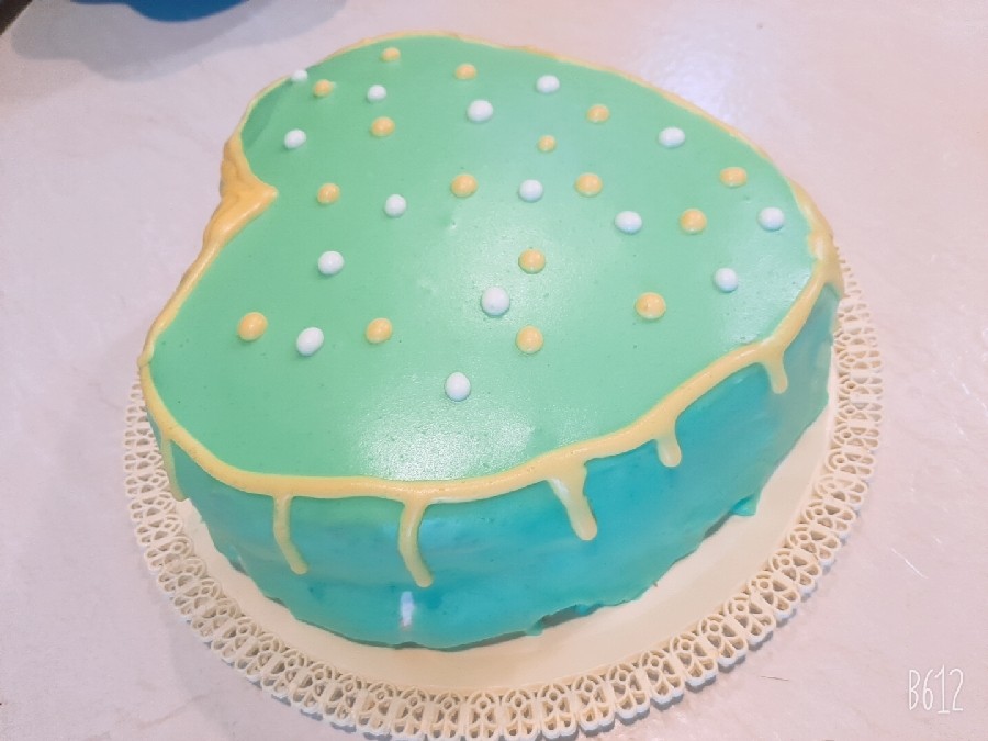 عکس کیک با فلینگ موز و گردوو روکش خامه پاستیلی