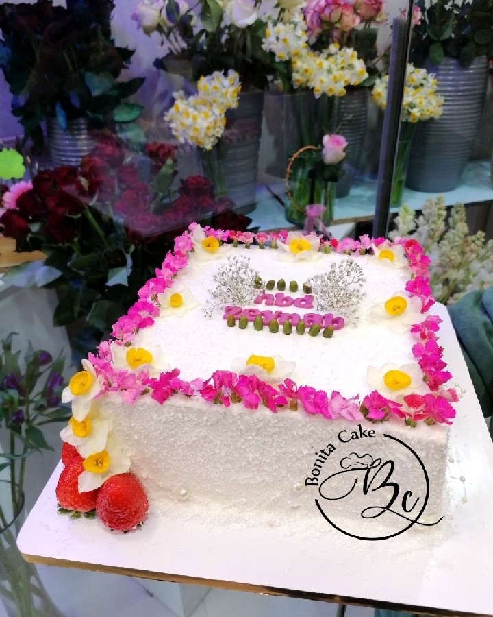 عکس کیک خامه ایی با تزئینات گل طبیعی 
