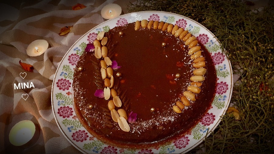عکس کیک یخچالی موزاییکی با سس شکلاتی