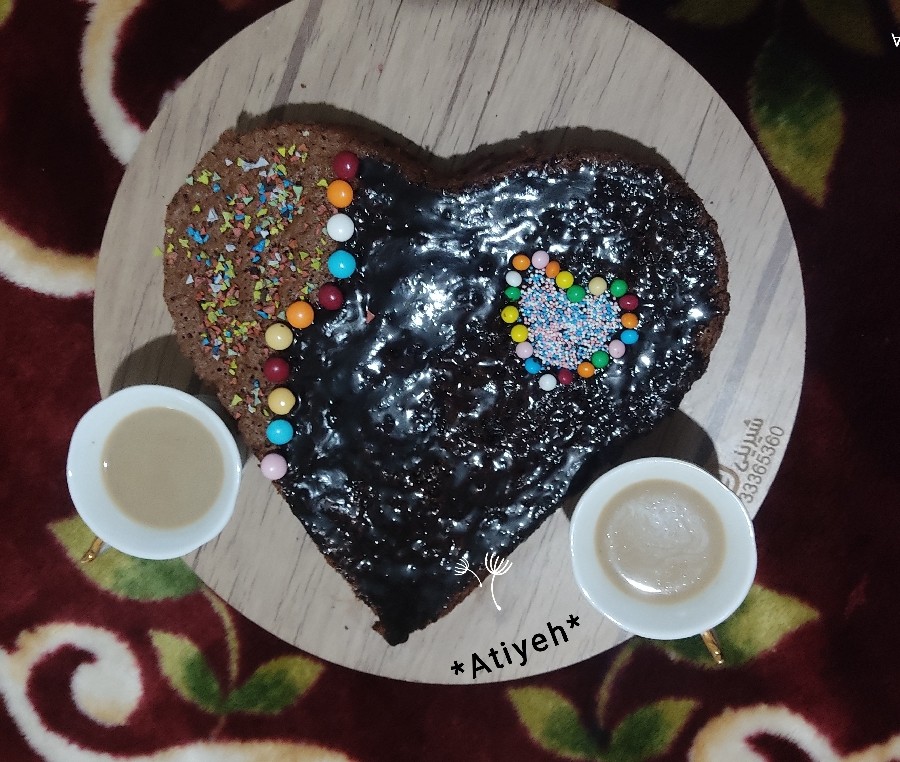 کیک کاکائویی با تزئین شکلات و شیر قهوه