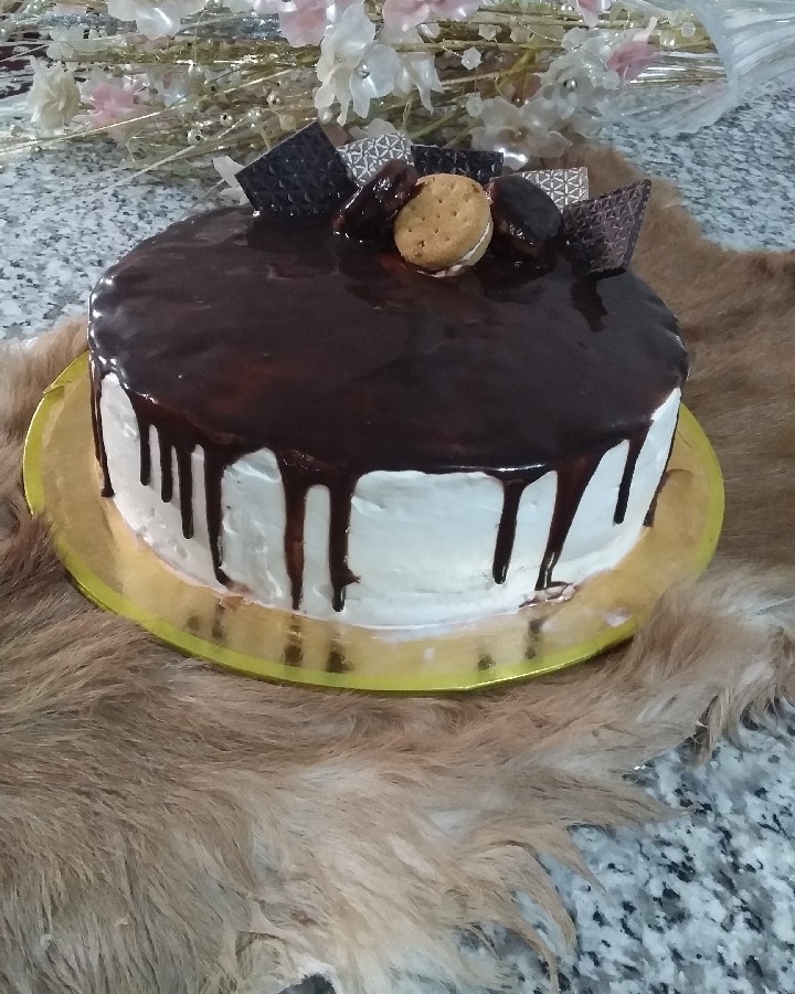 کیک تولد همسر جان با فیلینگ موز وگردو و روکش سس شکلات