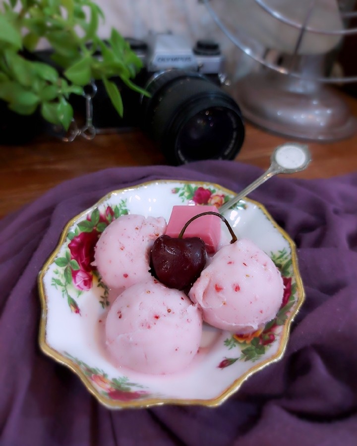 عکس بستنی توت فرنگی با ثعلب