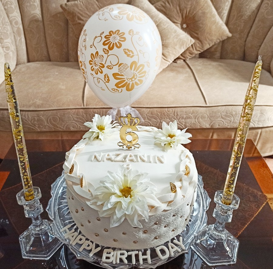 عکس کیک فوندانت تولد با تم سفید طلایی