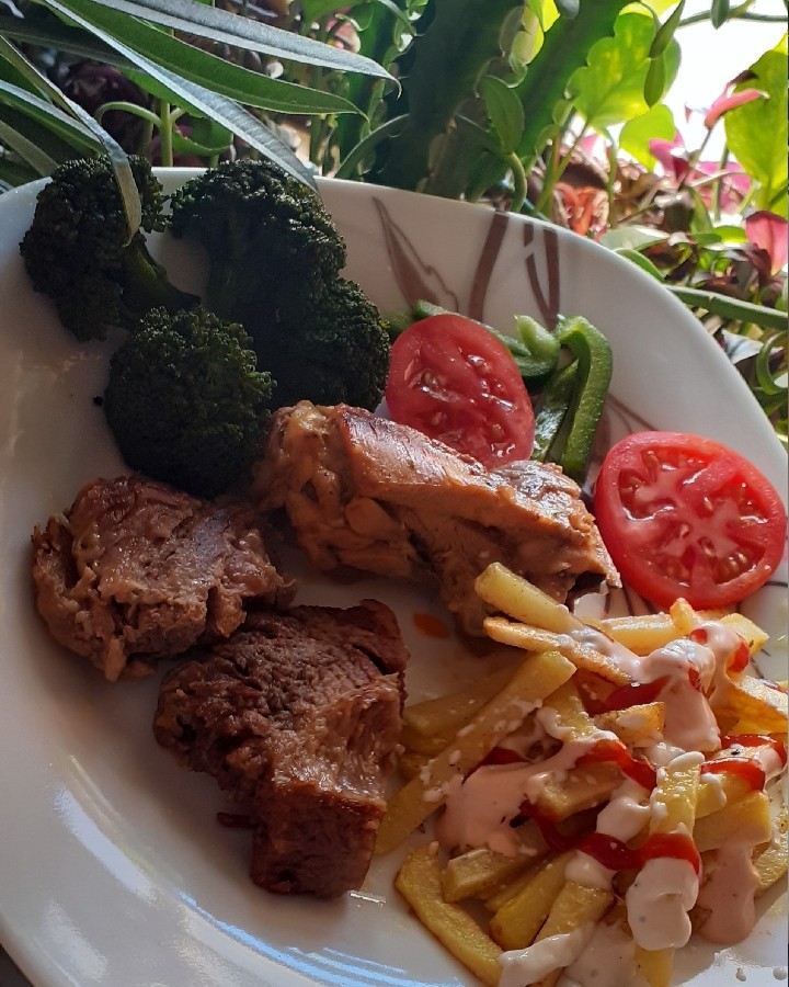 عکس استیک مرغ و گوشت و بهمراه سبزیجات