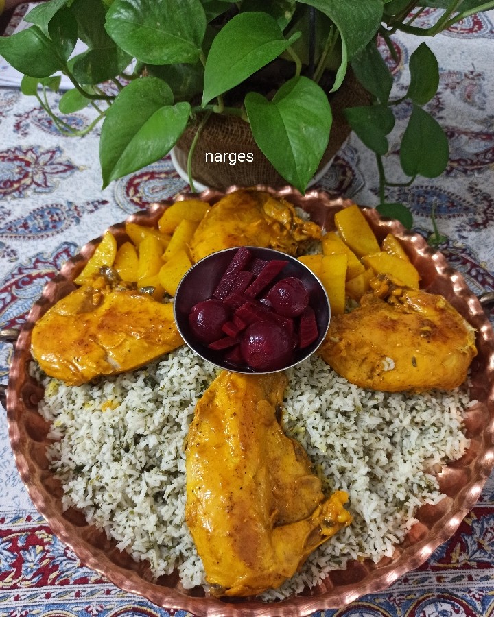 عکس سبزی پلو با مرغ زعفرونی