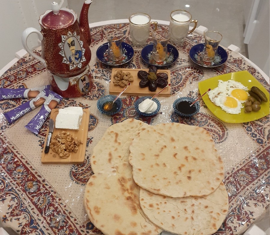 عکس صبحانه با نان تازه خانگی