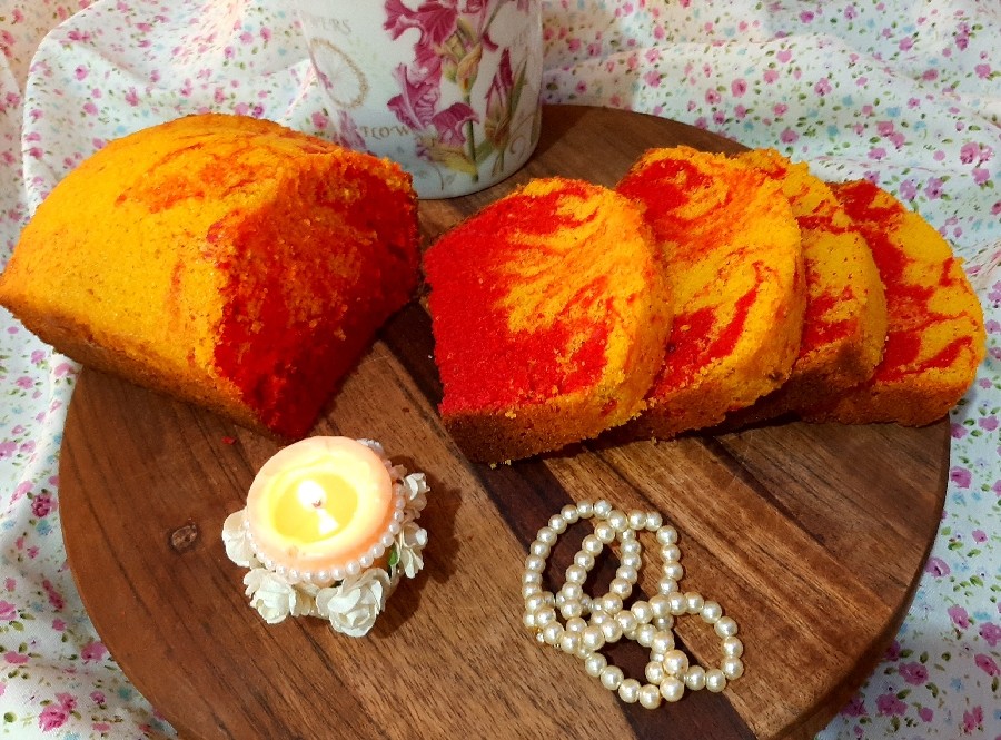 عکس مینی کیک ساده دورنگ زعفرونی و قرمز