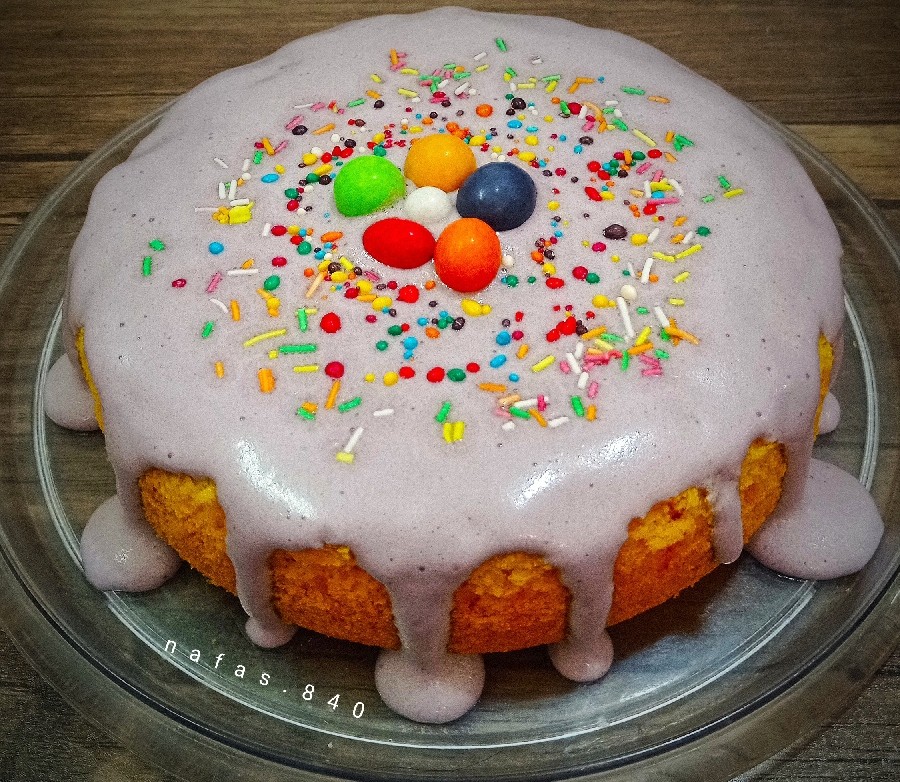 عکس کیک گلاب و زعفران با گلیز وانیلی
