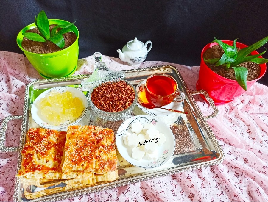 عکس سینی صبحانه (چای به?نون بربری)