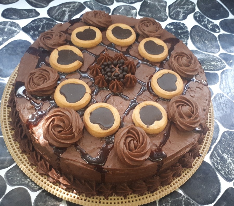 کیک شکلاتی باتزئین خامه وشکلات