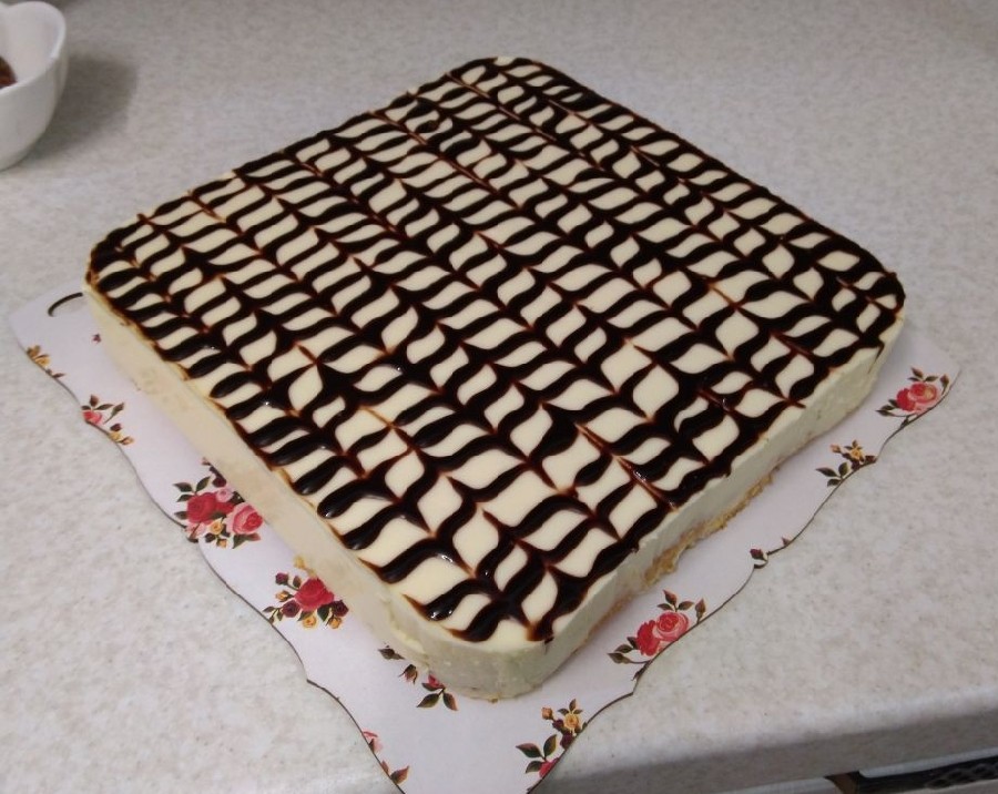 کیک اسفنجی با روکش پانا کوتا و تزئین سس شکلات 