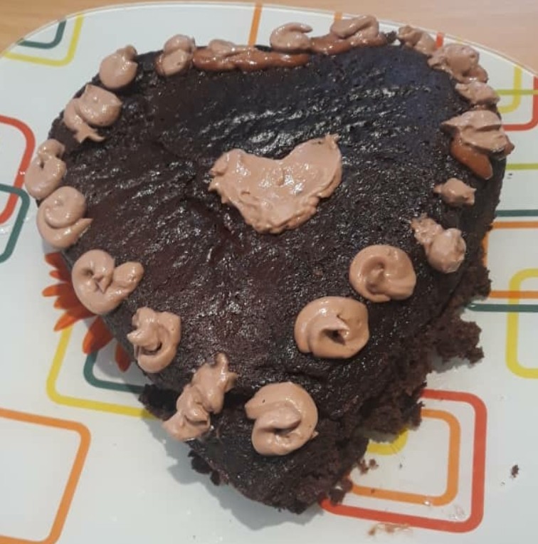 کیک شکلاتی با تزیین خامه کاکائویی 