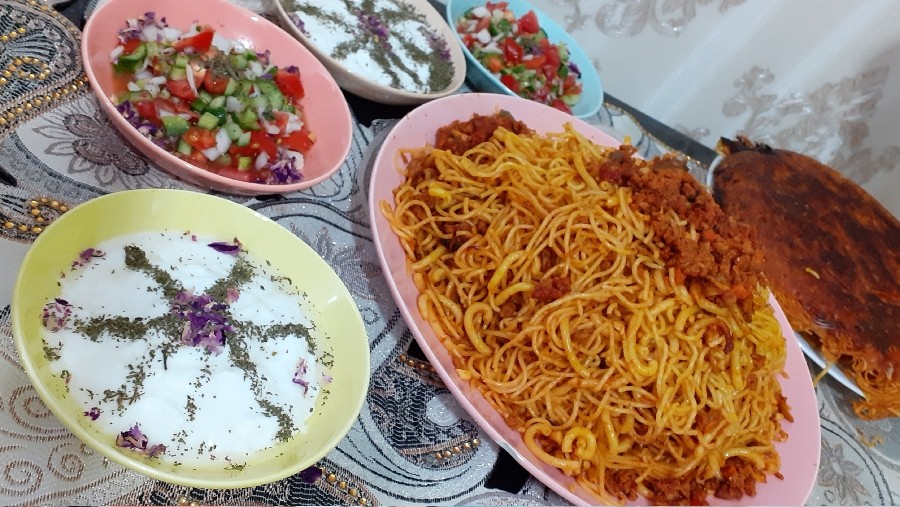 سلام دوستان
بفرمایید  ماکارونی خوشمزه  با ماست وسالاد شیرازی
