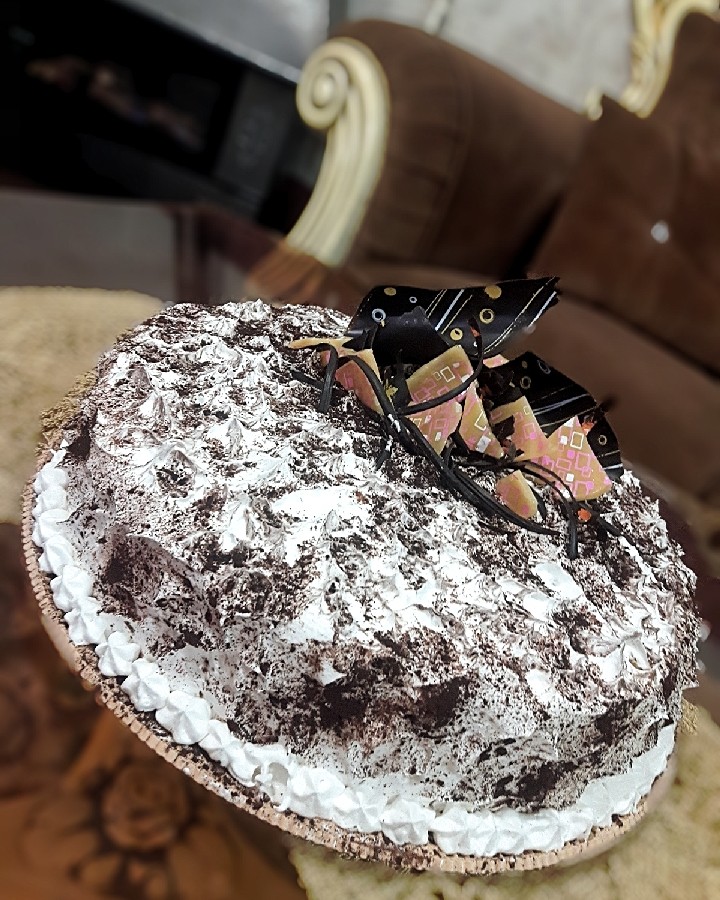 عکس کیک خامه ای با تزیین شکلات
