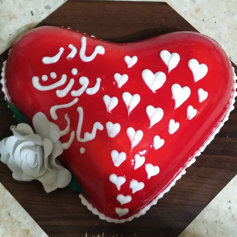 عکس کیک روزمادرباتزیین خامه وژله بریلو