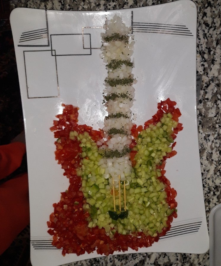 عکس تزئین سالاد شیرازی به شکل گیتار?