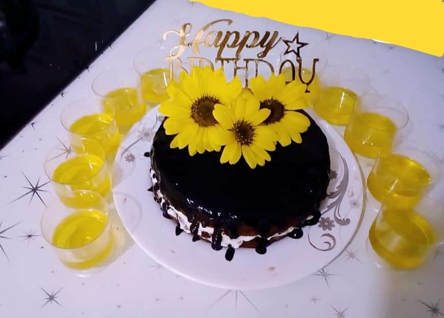 عکس کیک شکلاتی با دیزاین گل طبیعی ب همراه ژله ....