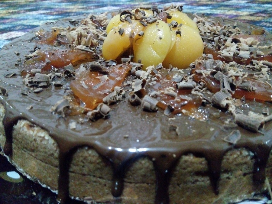 عکس کیک خودم پز.برای تولد عشقم.کیم سیب و دارچین دورنگ باروکش شکلات وتزیین با کمپوت زردآلو ومربای سیب‌