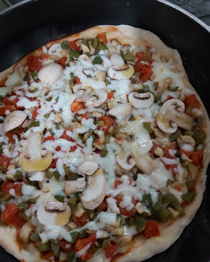 عکس پیتزا سبزیجات با خمیر تافتون و پنیر خیلی کم