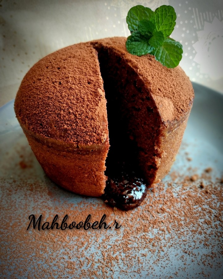 عکس کیک تلخ کاکائویی با سس شکلات داغ