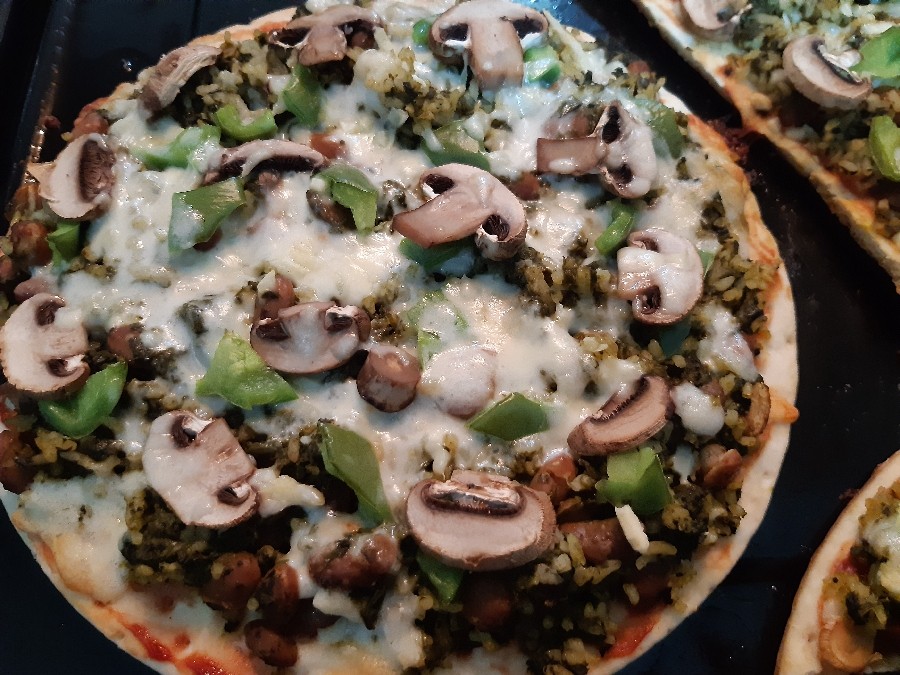 پیتزا قرمه سبزی 