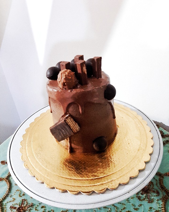 عکس کیک شکلاتی جذاب سفارش مشتری عزیزم ب وزن ۱/۵۰۰ با فیلینگ موز و گردو و کارامل
