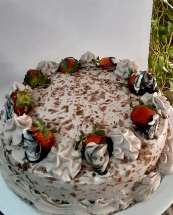 کیک اسفنجی شکلاتی, وانیلی 
با فیلینگ  توت فرنگی و خامه و گردو 