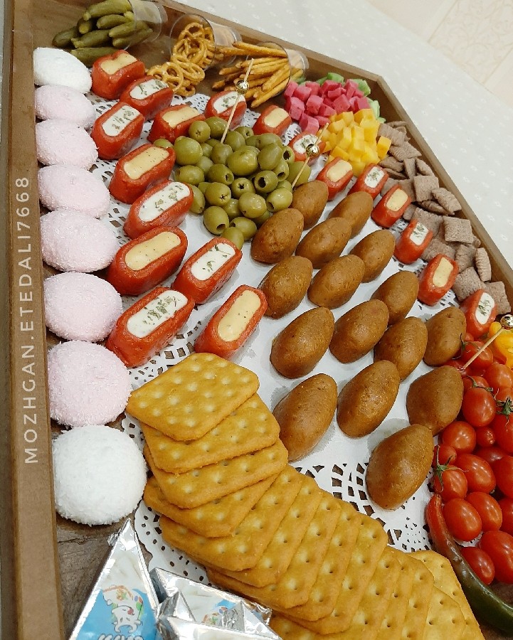 عکس قرار پاپیونی سینی مزه ها